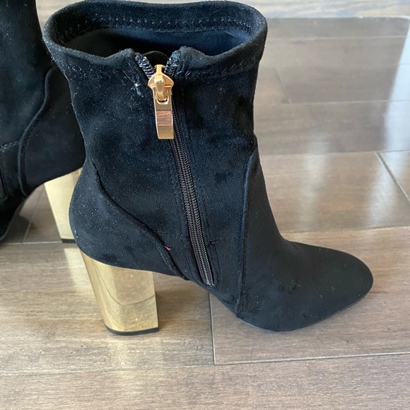 BNWT. Le chateau black booties. Size 6. - Picture 3 of 5